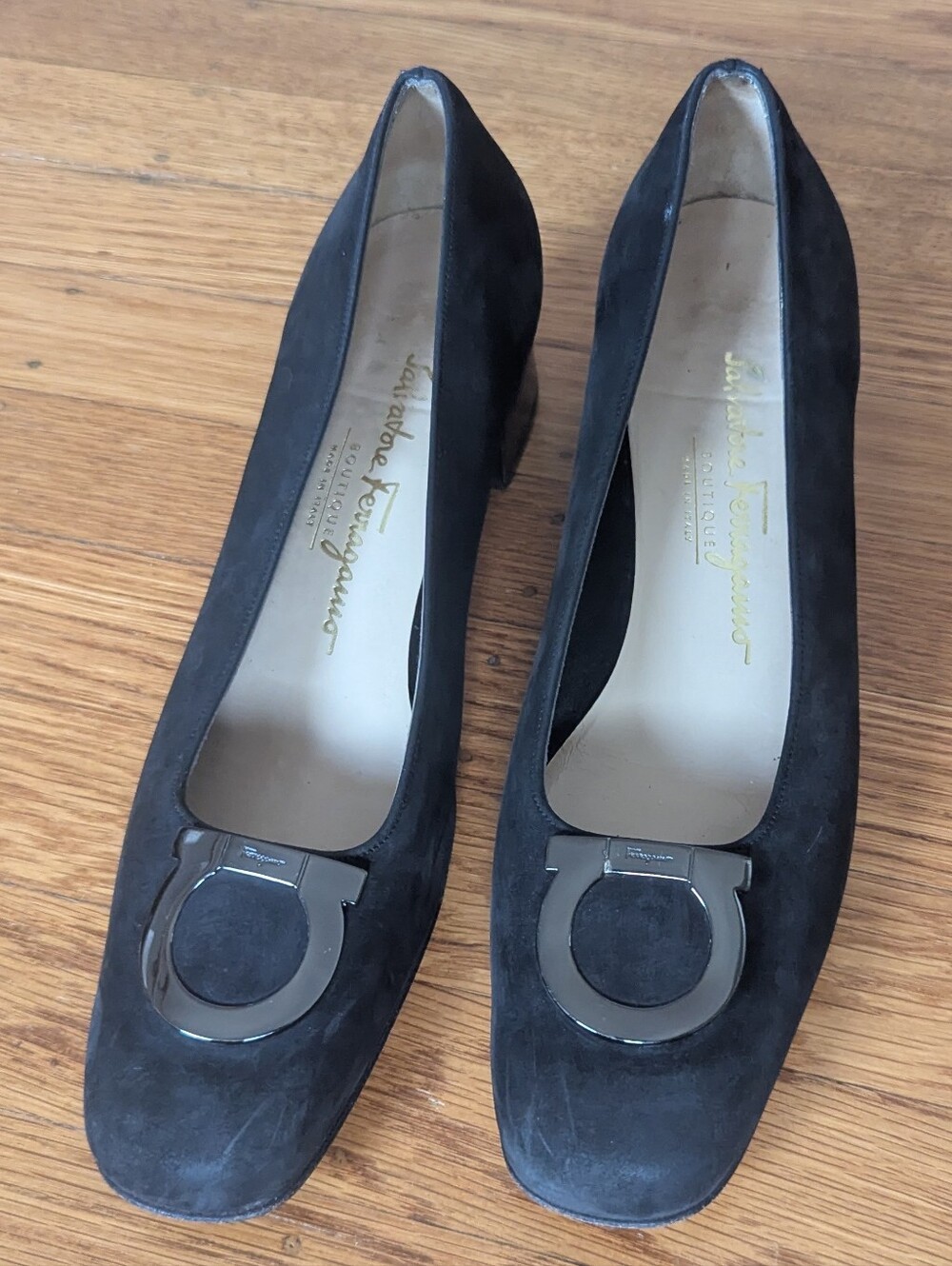 Salvatore Ferragamo Black Suede Sz: 9AAA Pumps